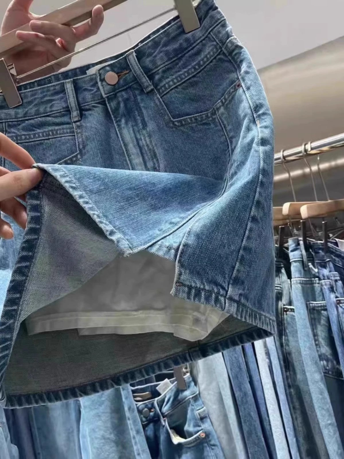 スリットの入ったデニムスカートですA denim skirt with a slit.