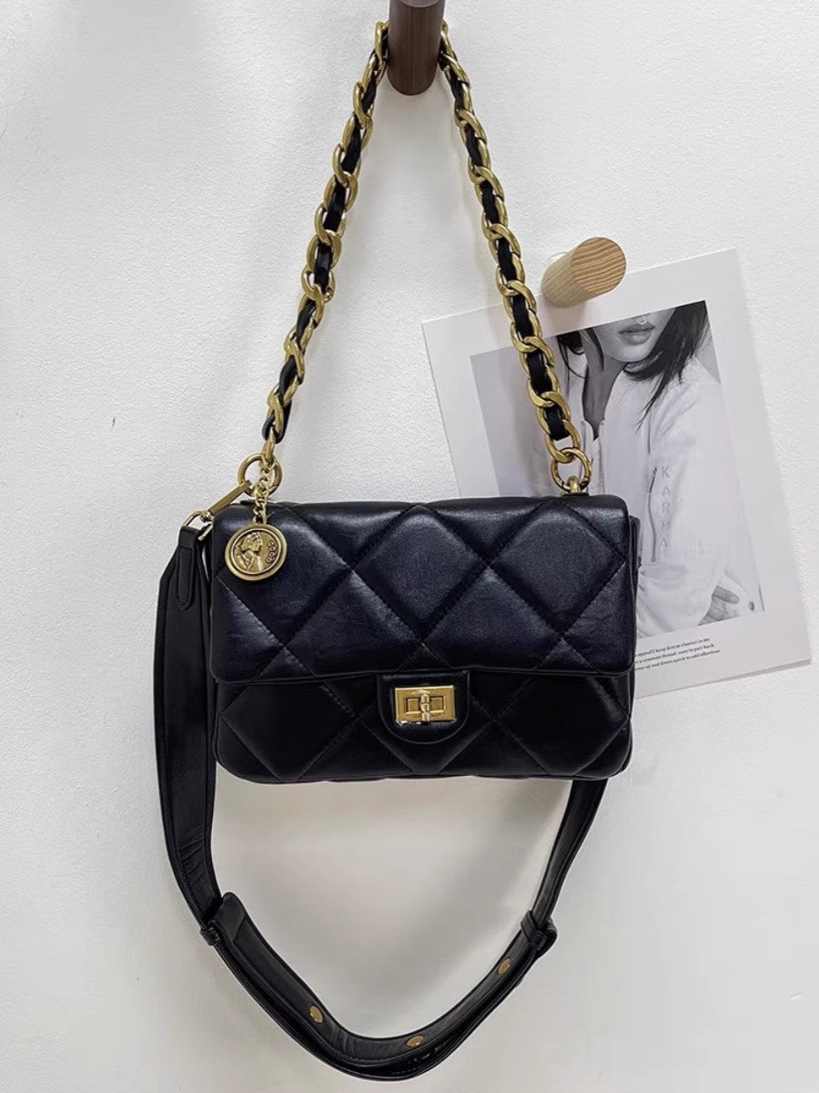 高級感ニッチ太チェーンレトロなショルダーバッグですA high-end, niche, thick-chain, retro single-shoulder crossbody bag