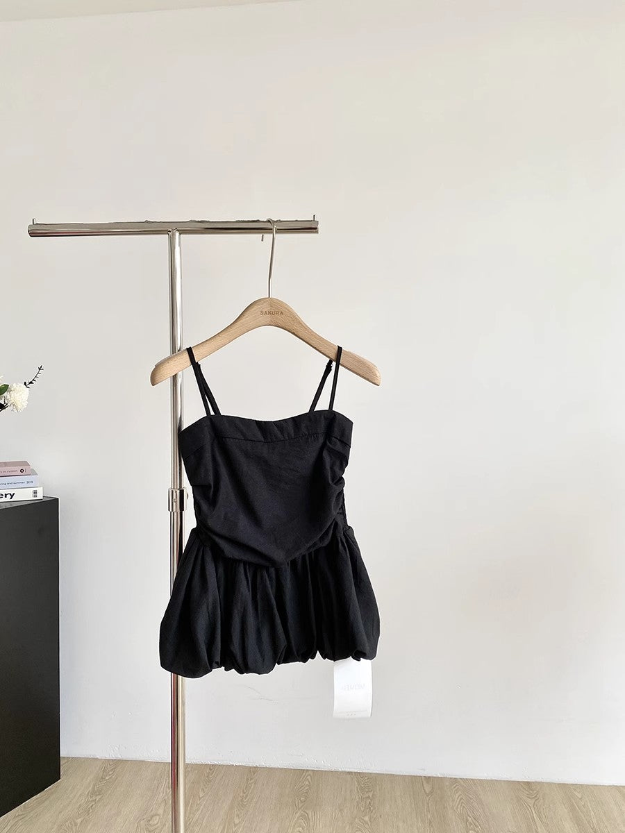 肩に胸のつぼみをつけた上着ですOne-shoulder strapless flower bud top