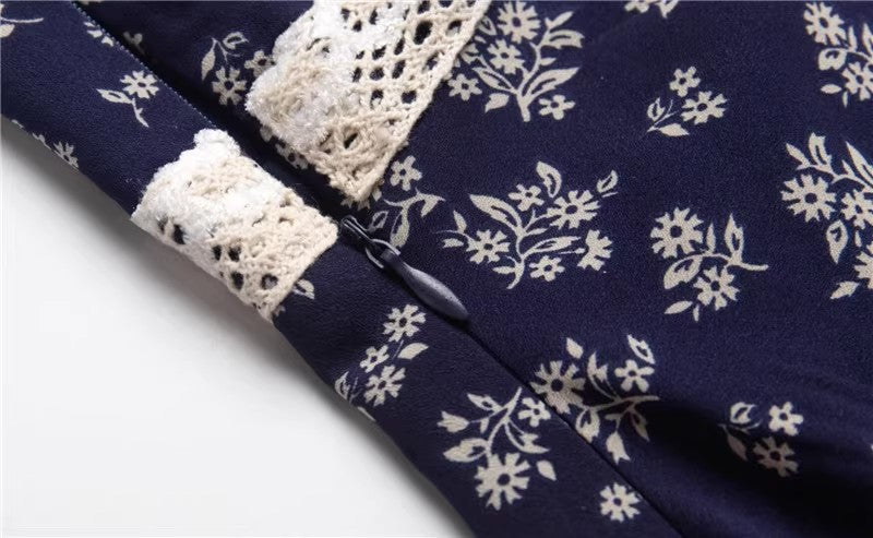 紺色の花柄のワンピースですNavy blue floral dress