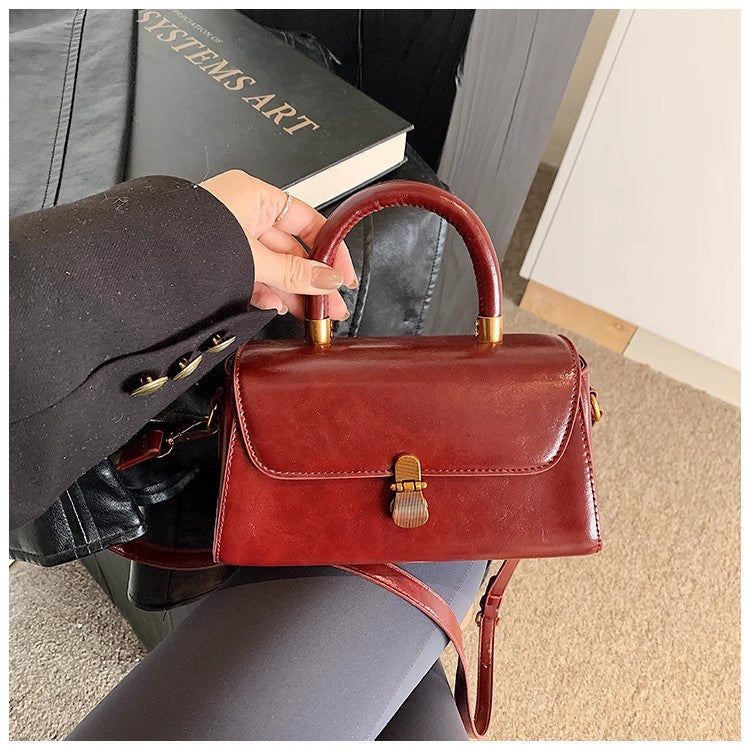 高級感のあるトートバッグが登場しましたA new high-end hand-held small square bag