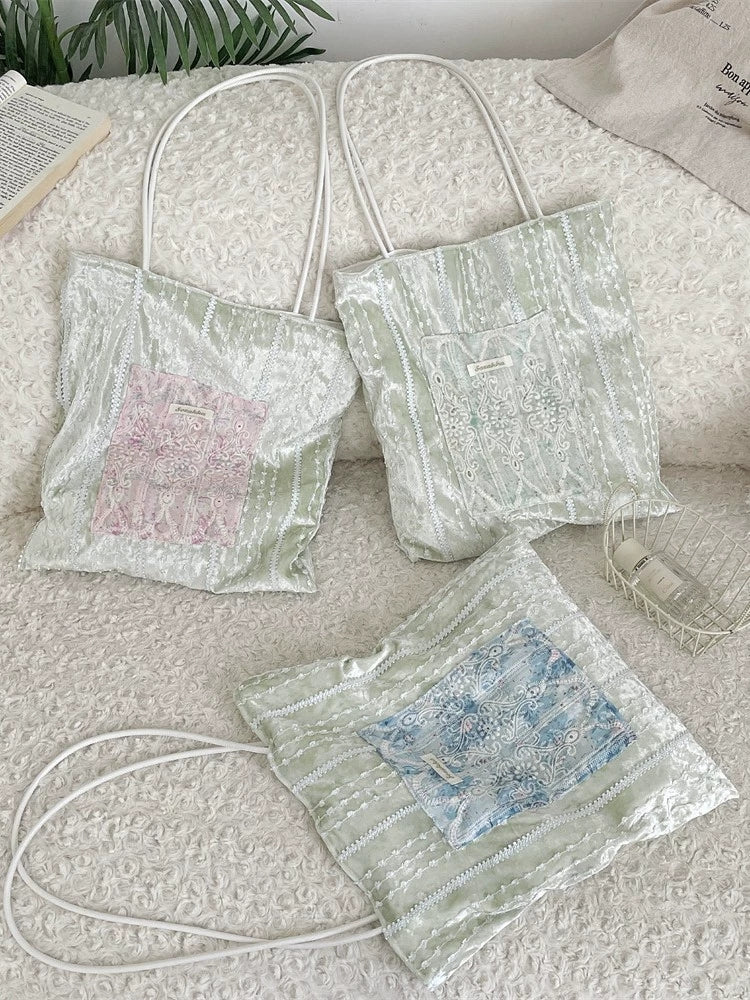 レースのパッチワークビロードシルク感のキャンバスバッグですLace patchwork velvet silk-like canvas bag