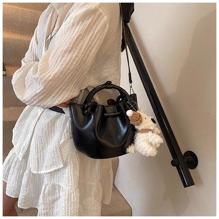 夏の流行は爆発的な小さい手提げバッグですSummer's best-selling small handbag for women