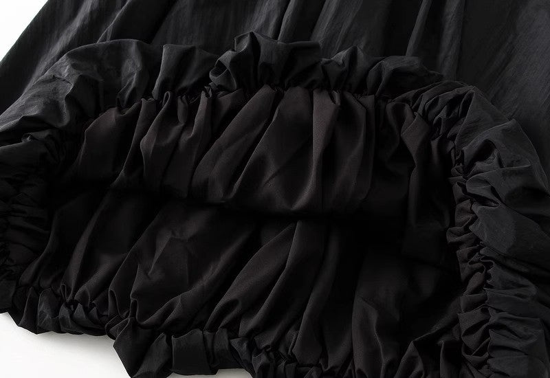 黒いつぼみのスカートですIt's a black bud skirt.