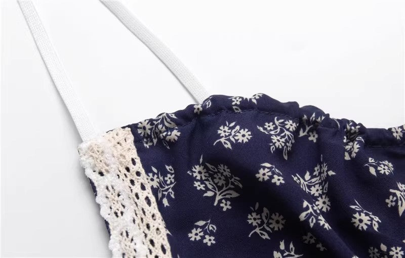 紺色の花柄のワンピースですNavy blue floral dress