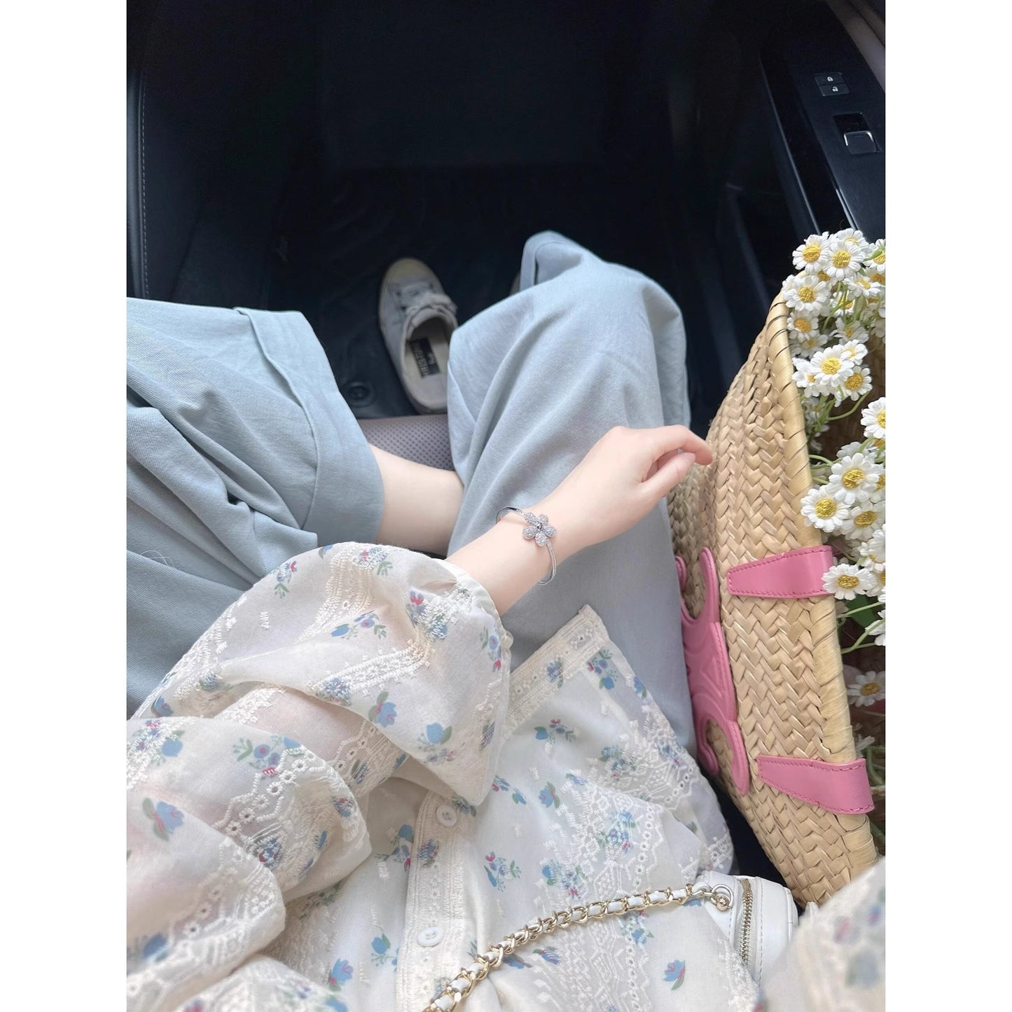 パフスリーブの花柄シフォンシャツですA beautiful puffed-sleeve floral chiffon shirt