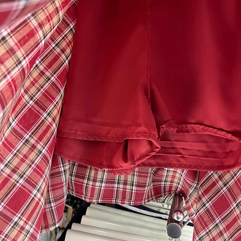 チェックのハーフスカートA woman in a plaid skirt
