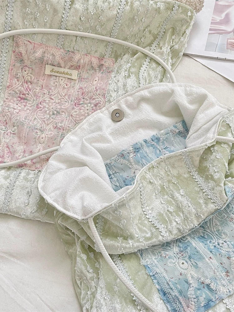 レースのパッチワークビロードシルク感のキャンバスバッグですLace patchwork velvet silk-like canvas bag