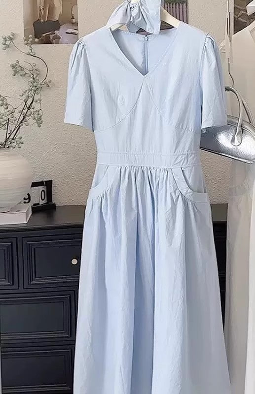 花びら袖のティータイムワンピースですA tea time dress with petal sleeves.