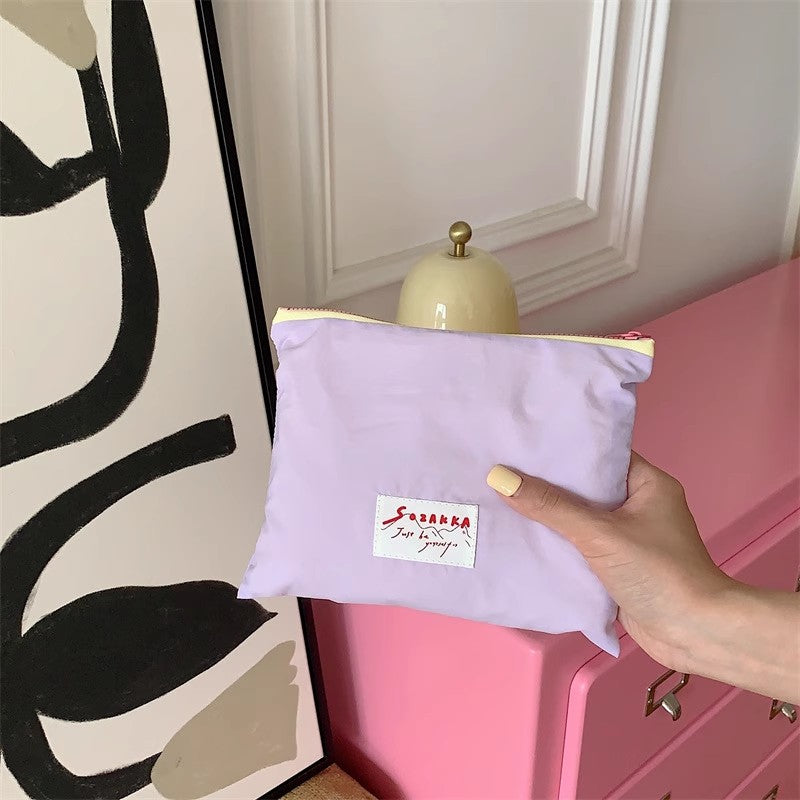 ニッチなデザインのアイスクリーム色ポーチですNiche design ice cream-colored makeup bag