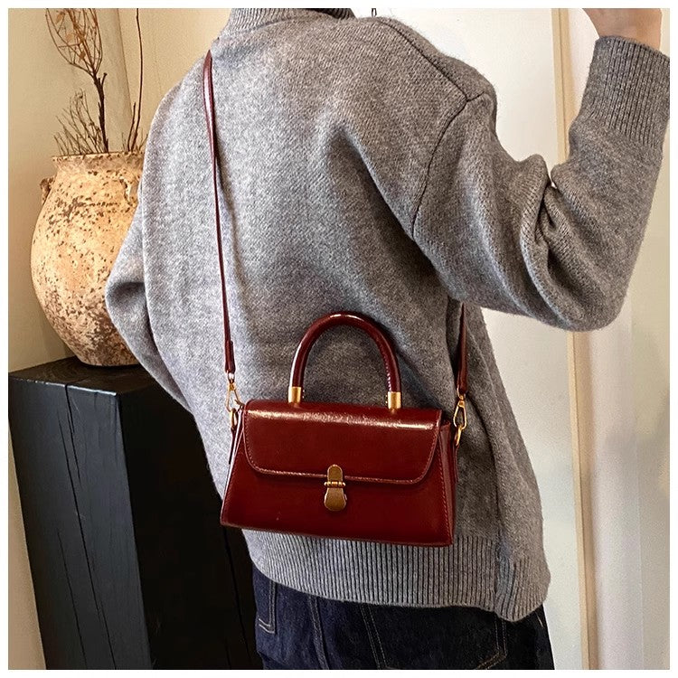 高級感のあるトートバッグが登場しましたA new high-end hand-held small square bag