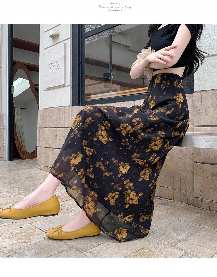 レトロなシフォンの花柄のハーフスカートですA half skirt with a retro chiffon floral pattern.