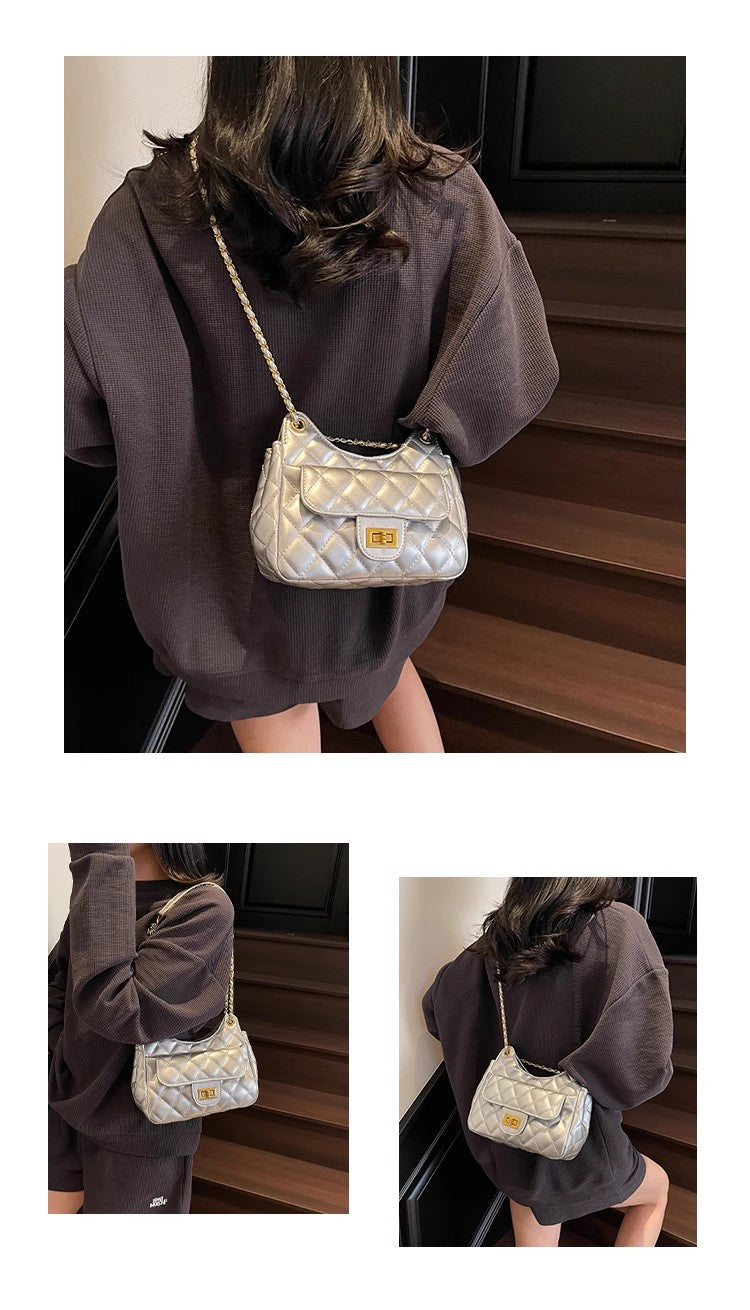 セレブ香ちゃん風菱格チェーンバッグですA diamond-shaped chain bag with a touch of elegance