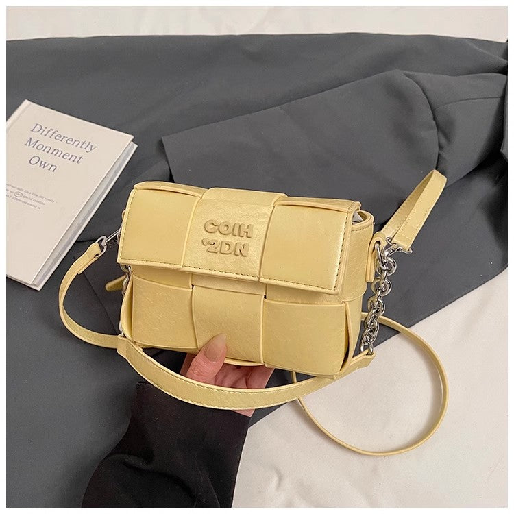 小ぶりなデザインのバッグ編み高級感がありますThe niche design of the woven small square bag exudes a sense of luxury