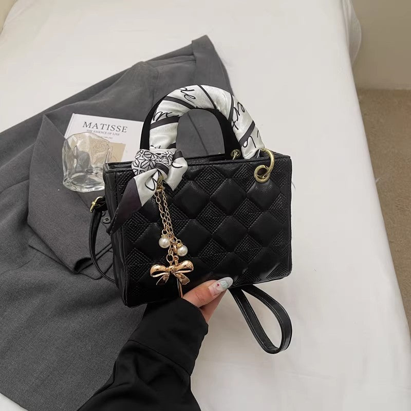 香風ちゃんは妃のバッグを手に提げていますXiao Xiangfeng is carrying a Princess Diana bag