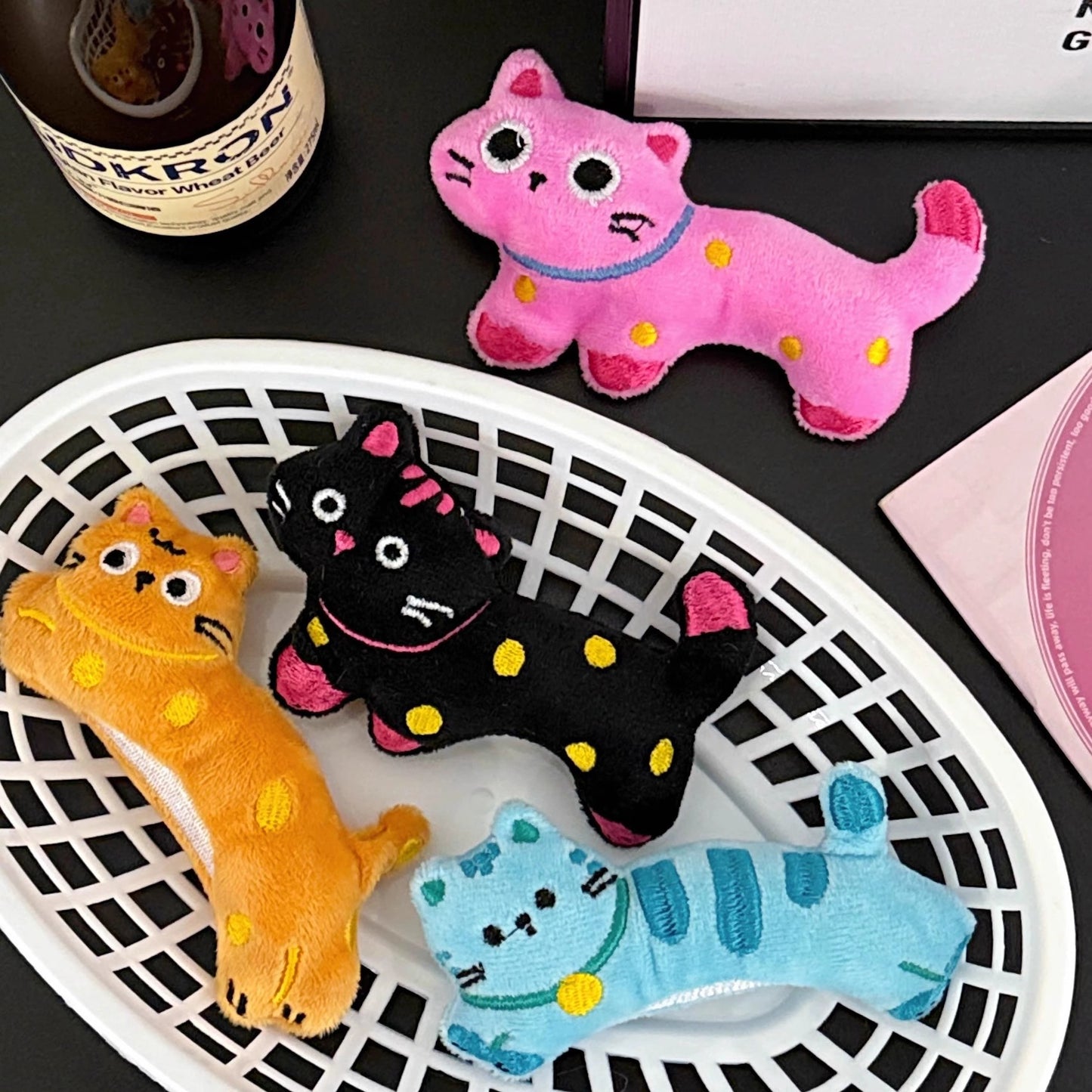 猫のぬいぐるみのストラップですCartoon plush spotted cat pendant