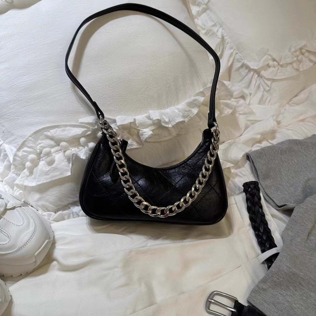 オールマイティーなクレセントバッグニッチな軽いショルダーバッグですA versatile crescent-shaped bag, a niche and light luxury single-shoulder crossbody bag