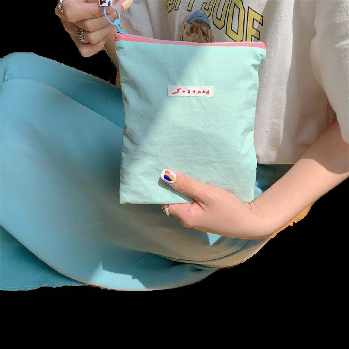 ニッチなデザインのアイスクリーム色ポーチですNiche design ice cream-colored makeup bag