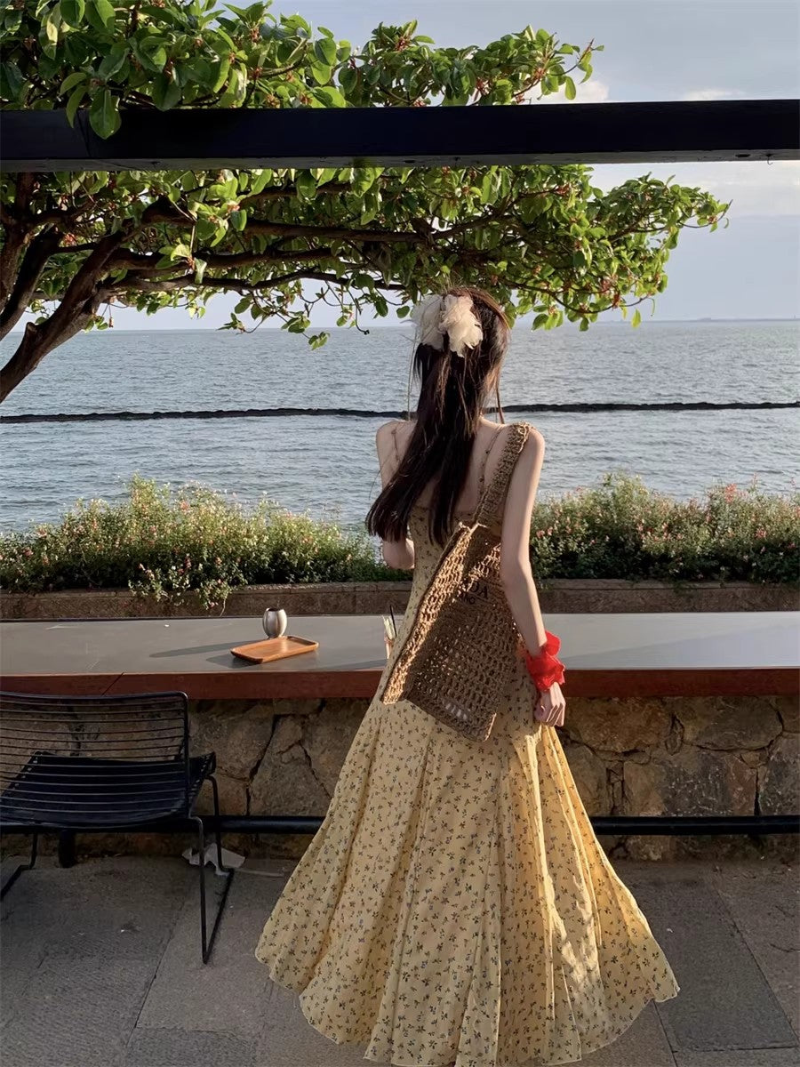 黄色い花柄のキャミソールワンピースですYellow floral halter dress