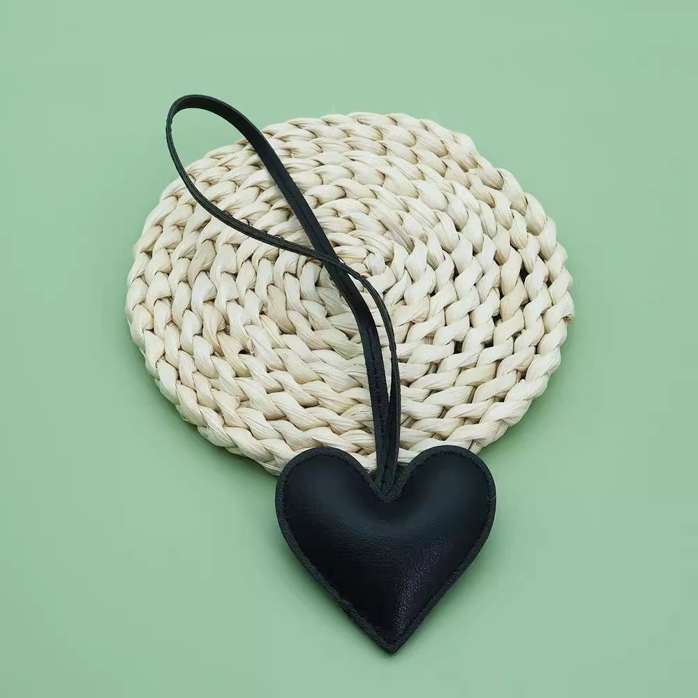 革のハートバッグのストラップですLeather heart-shaped bag pendant