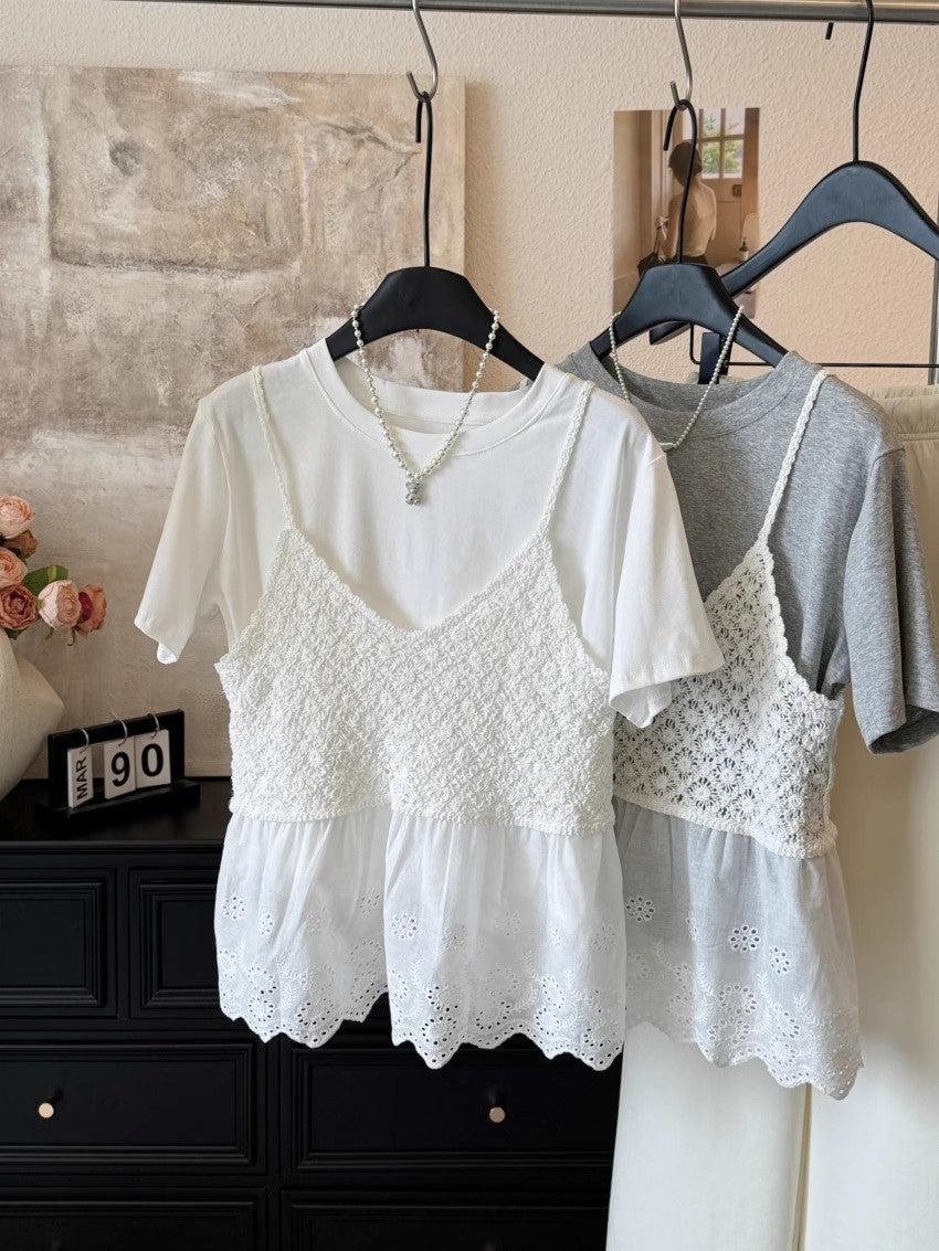 レースサスペンダー+TシャツのツーピースですTwo pieces of lace suspenders and a tshirt.