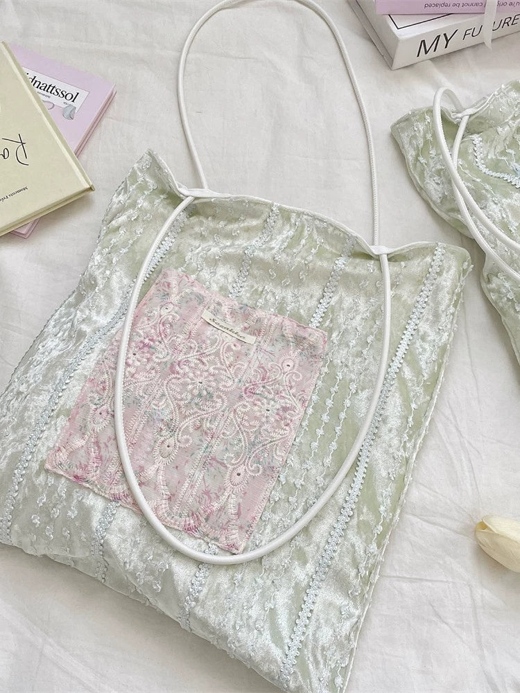 レースのパッチワークビロードシルク感のキャンバスバッグですLace patchwork velvet silk-like canvas bag