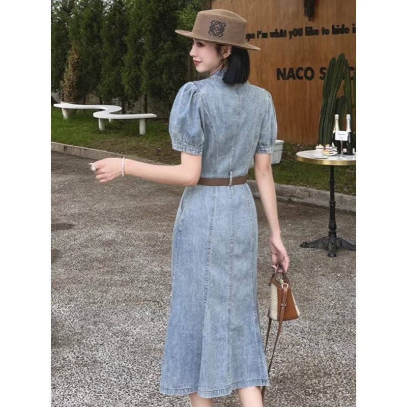 半袖のデニムワンピースですA short sleeve denim dress.