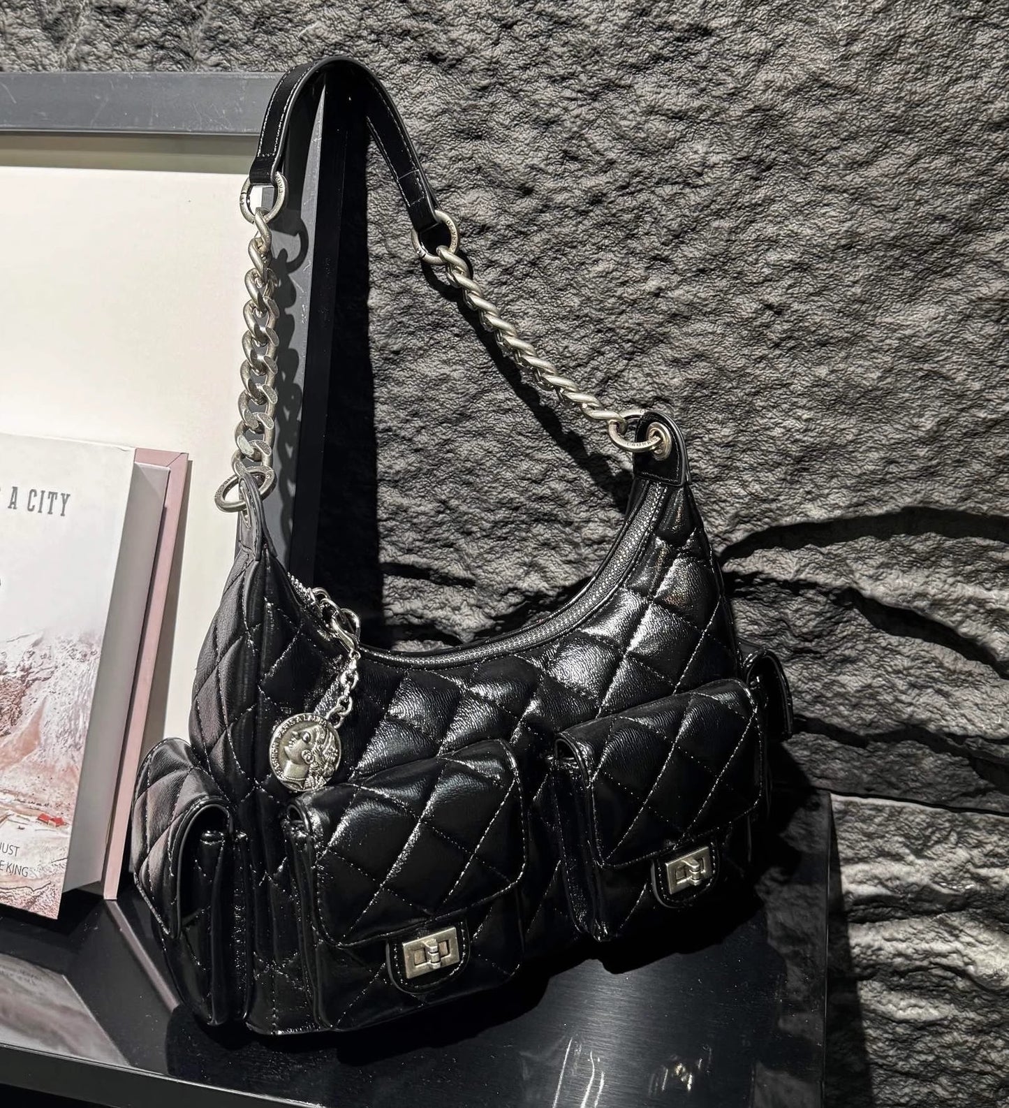 小香風菱格チェーン脇バッグ高級感のあるコーディネートのワンショルダーバッグです This is a high-end, versatile single-shoulder crossbody bag with a diamond-shaped chain underarm