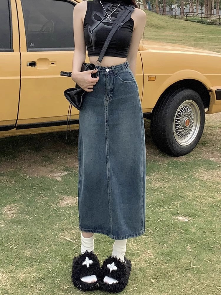 スリット入りデニムのハーフスカートですA slitted denim skirt.