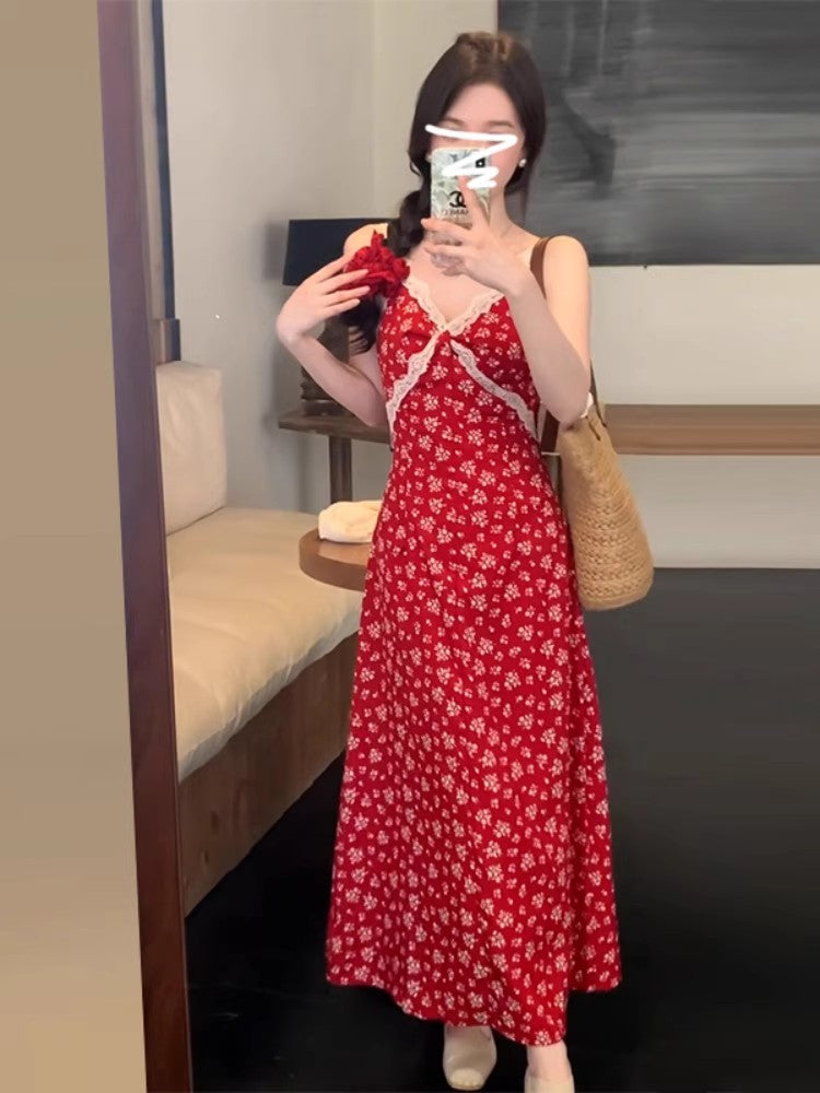 赤い花柄レースのキャミソールワンピースですRed floral lace halter dress
