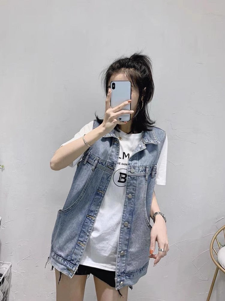 青いデニムのベストですA blue denim vest.