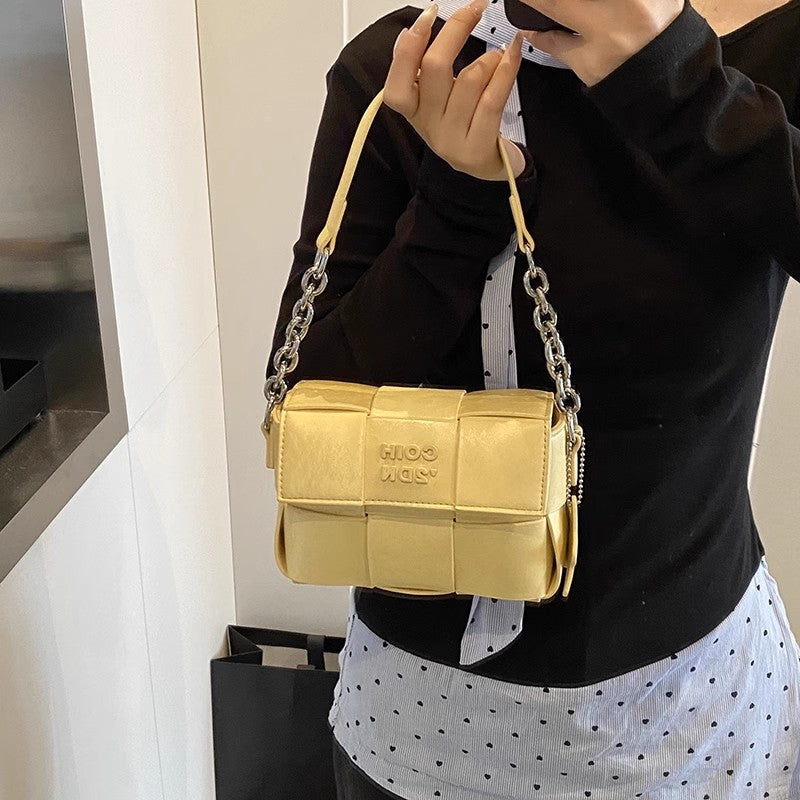 小ぶりなデザインのバッグ編み高級感がありますThe niche design of the woven small square bag exudes a sense of luxury