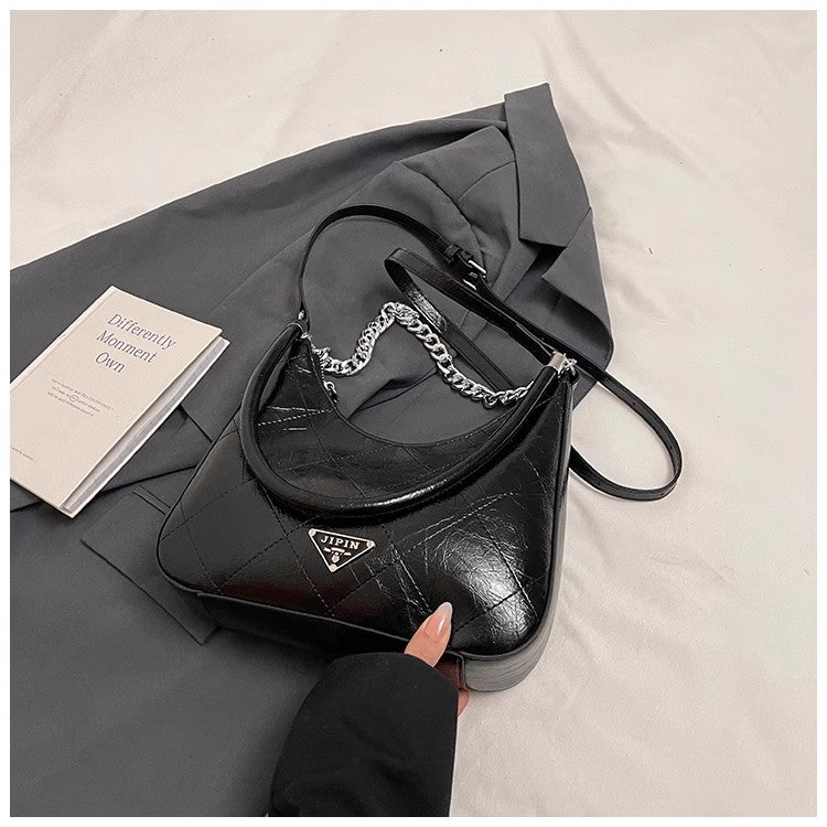 オールマイティーなクレセントバッグニッチな軽いショルダーバッグですA versatile crescent-shaped bag, a niche and light luxury single-shoulder crossbody bag