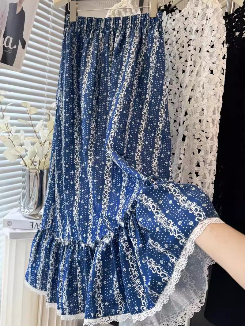 青と白のストライプのレースのハーフスカートですBlue and white striped lace-trimmed skirt