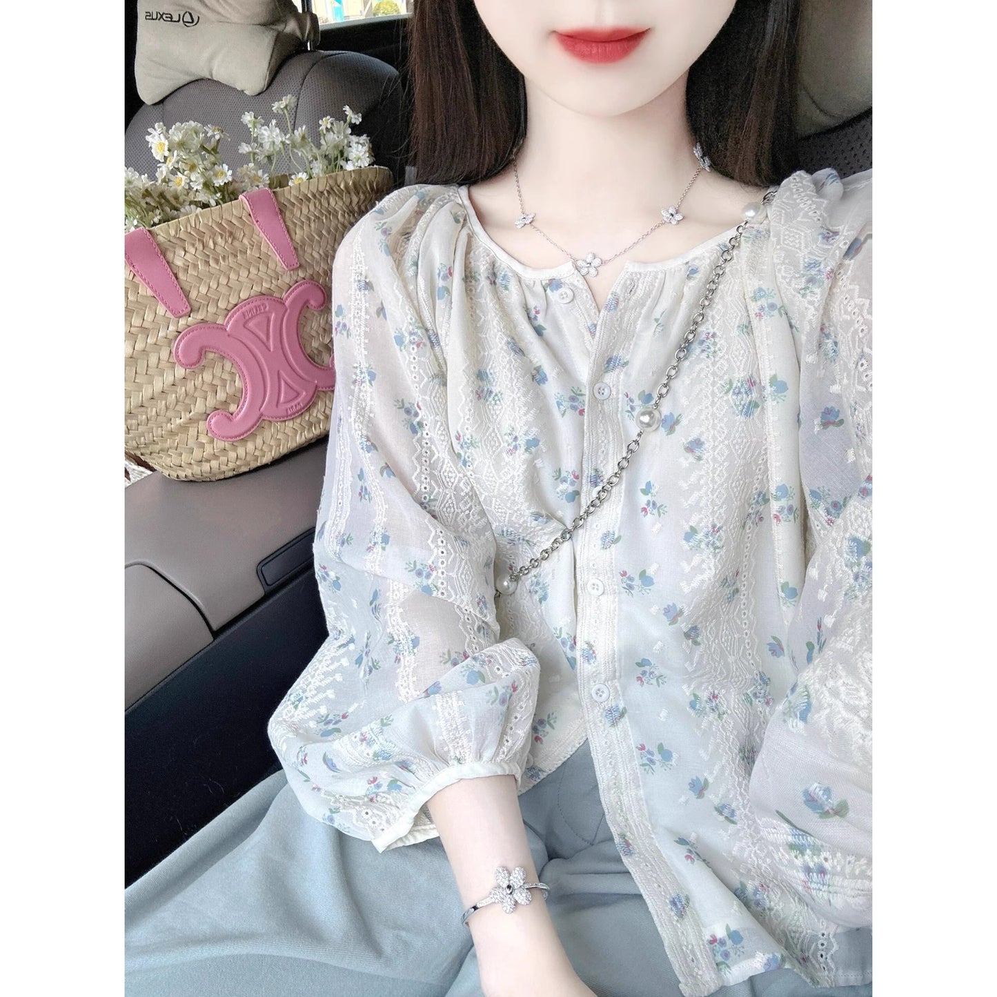 パフスリーブの花柄シフォンシャツですA beautiful puffed-sleeve floral chiffon shirt