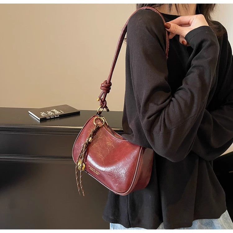 高級感のあるレトロな赤のレディースバッグ2ですA high-end retro red ladies' bag
