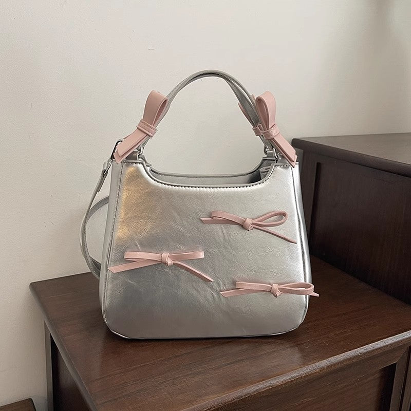 シルバーのバケツバッグを肩にかけたシンプルなカジュアルバッグですSingle-shoulder simple and casual hand-held silver bucket bag