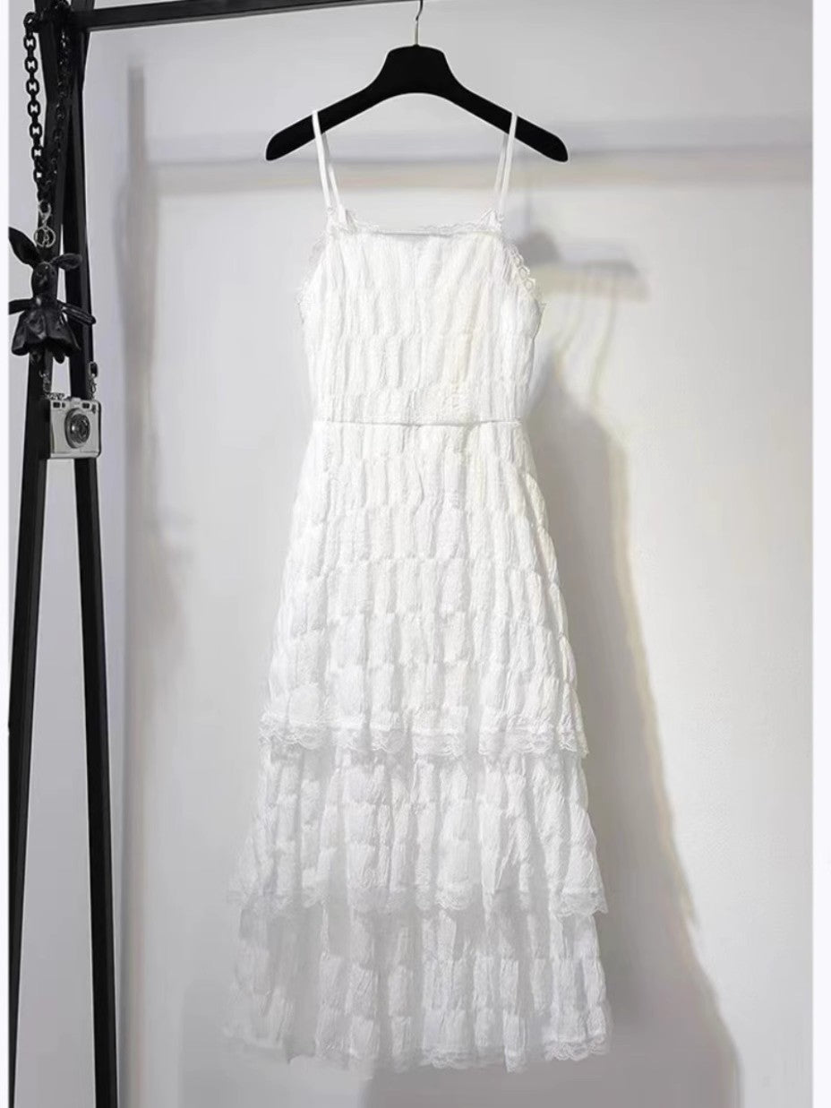 フレンチホワイトのキャミソールワンピースですFrench white strappy dress