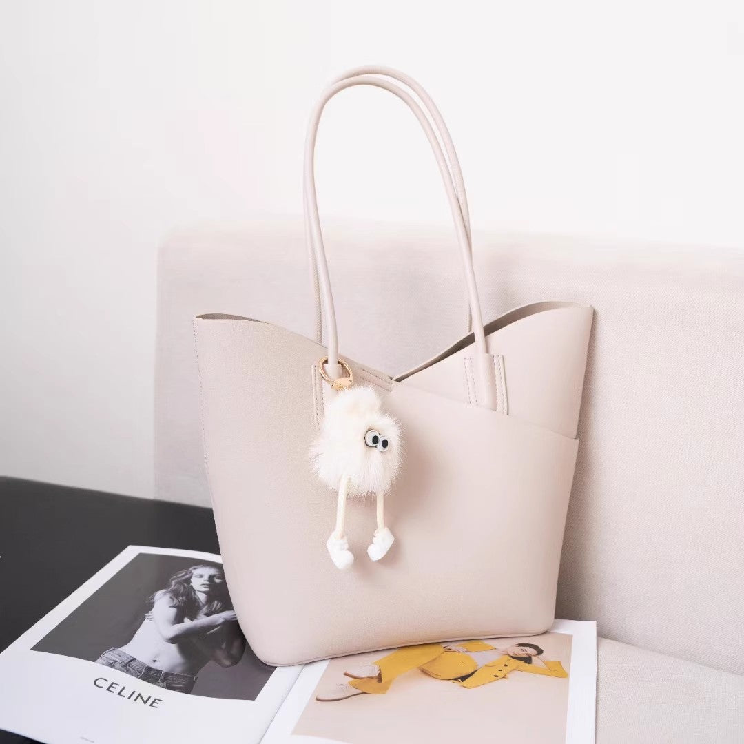 高級感のあるニッチなソフトバッグ韓国風の母トートバッグですA high-end, niche soft leather bag with a Korean style and a trendy tote bag