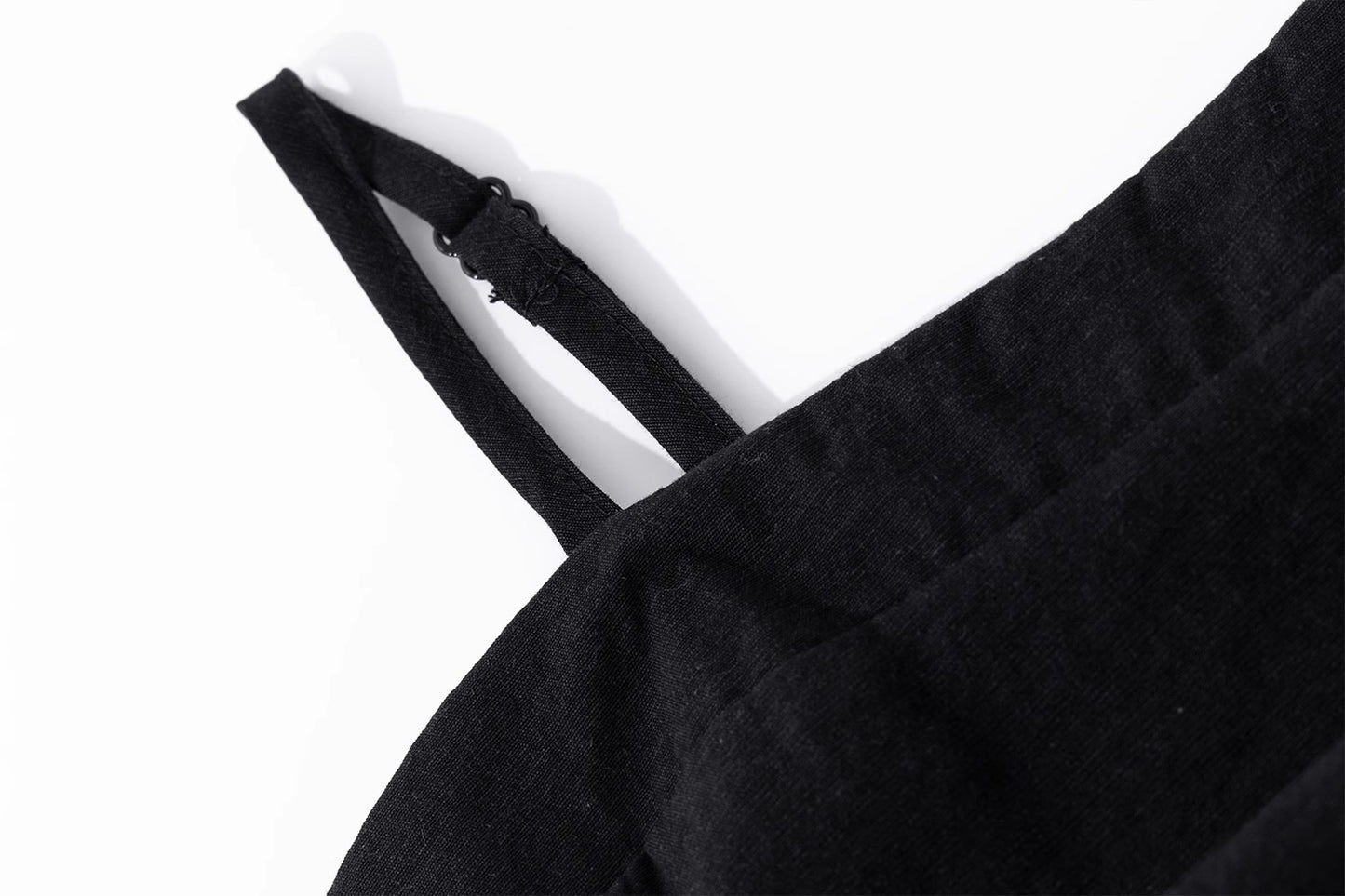 肩に胸のつぼみをつけた上着ですOne-shoulder strapless flower bud top