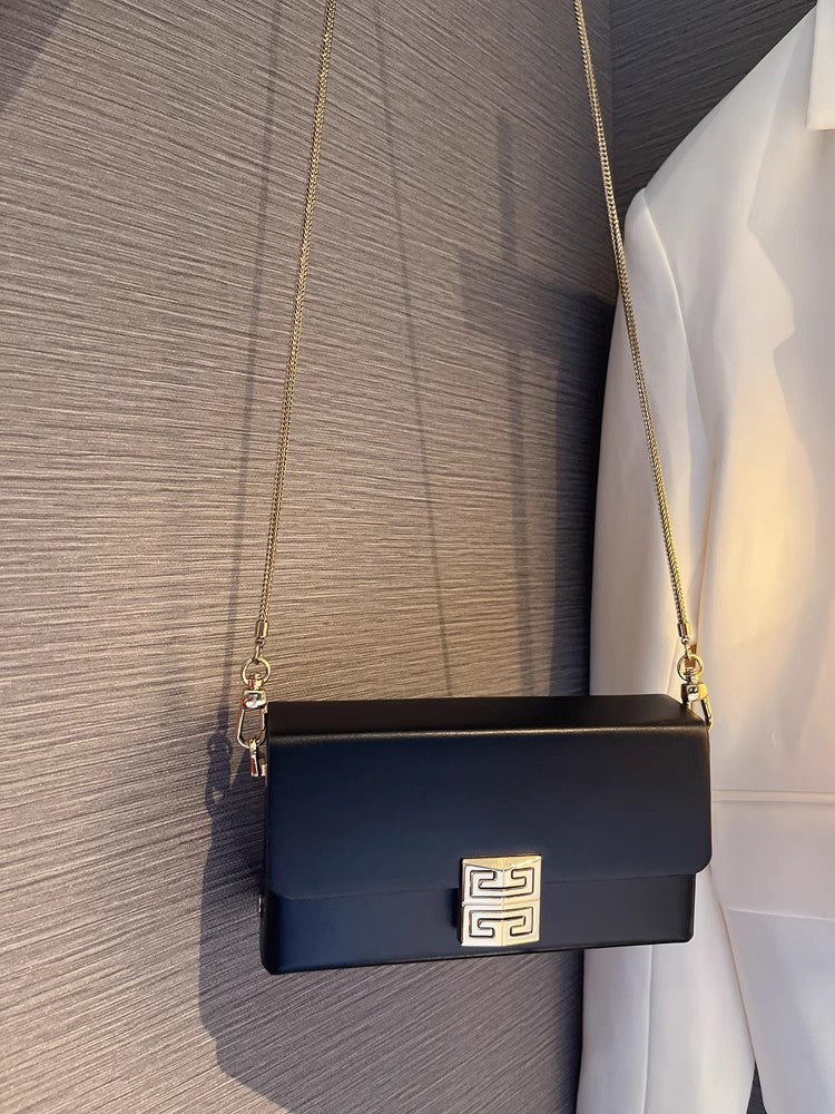 高級感と軽さがあります。A high-end, light luxury snake bone chain small square bag