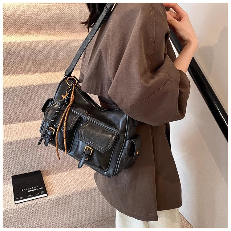 レトロな通勤用ショルダーバッグですFashionable and retro commuting crossbody bag