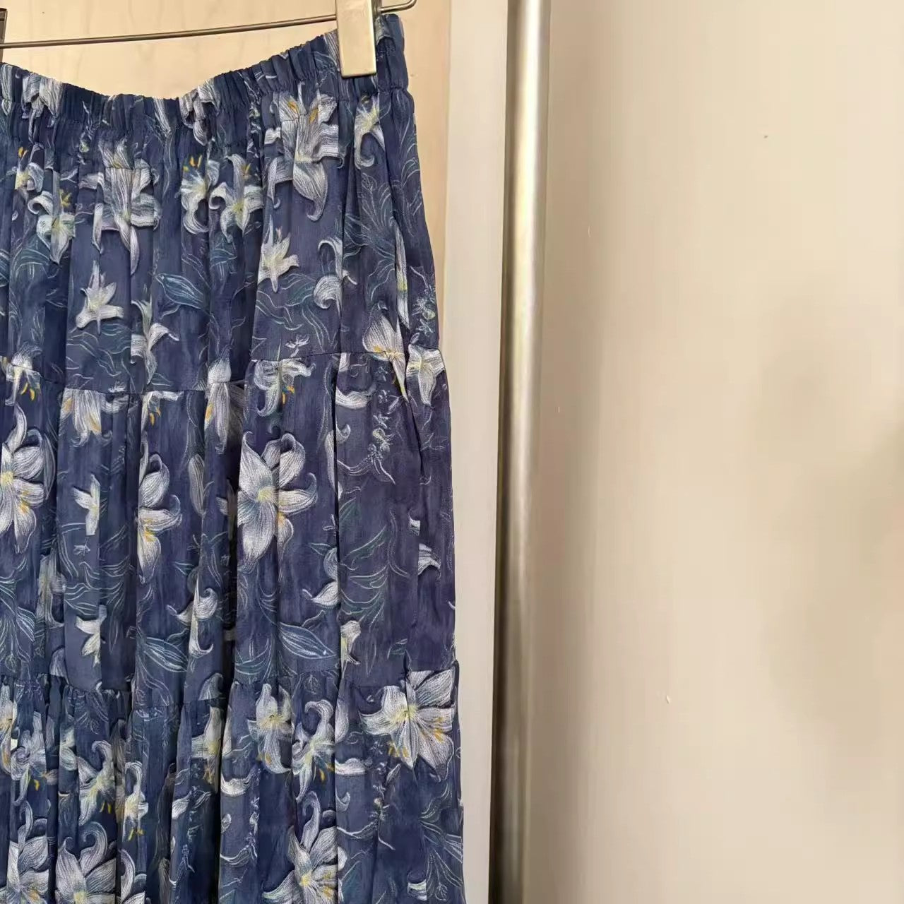 青い花柄のスカートですBlue floral skirt