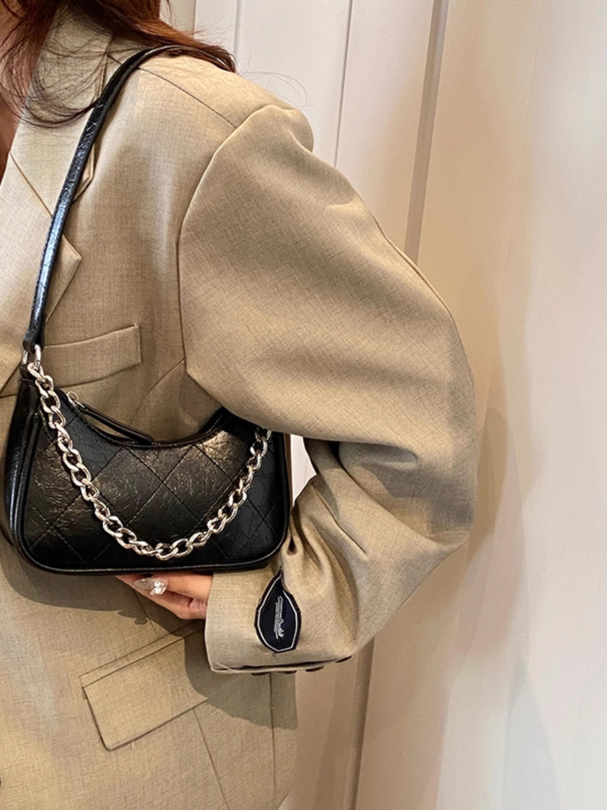 オールマイティーなクレセントバッグニッチな軽いショルダーバッグですA versatile crescent-shaped bag, a niche and light luxury single-shoulder crossbody bag