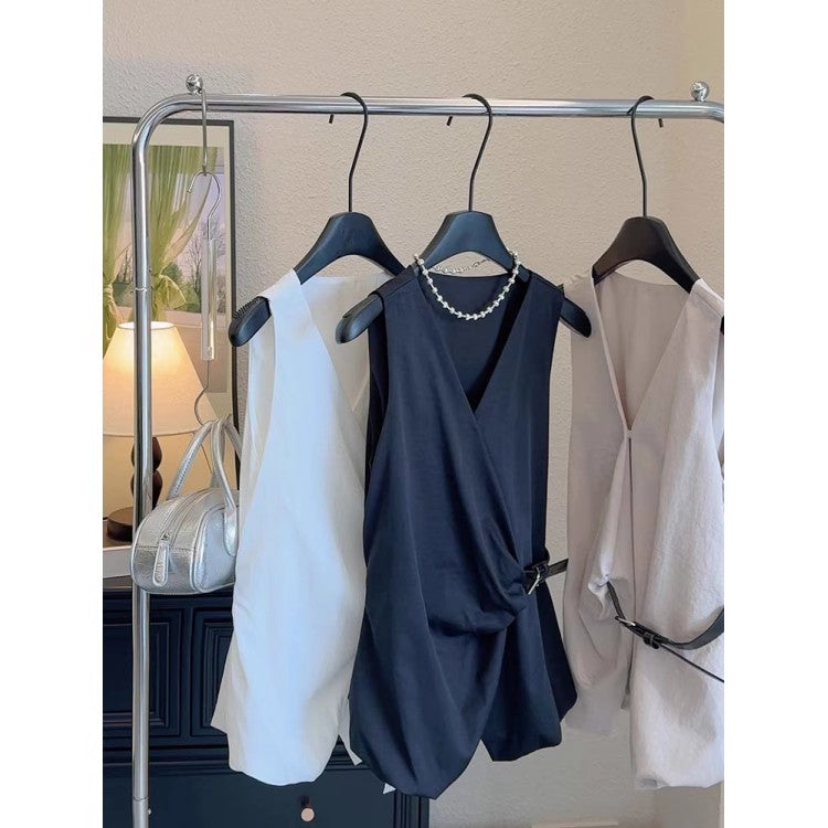 ノースリーブのシャツA sleeveless shirt