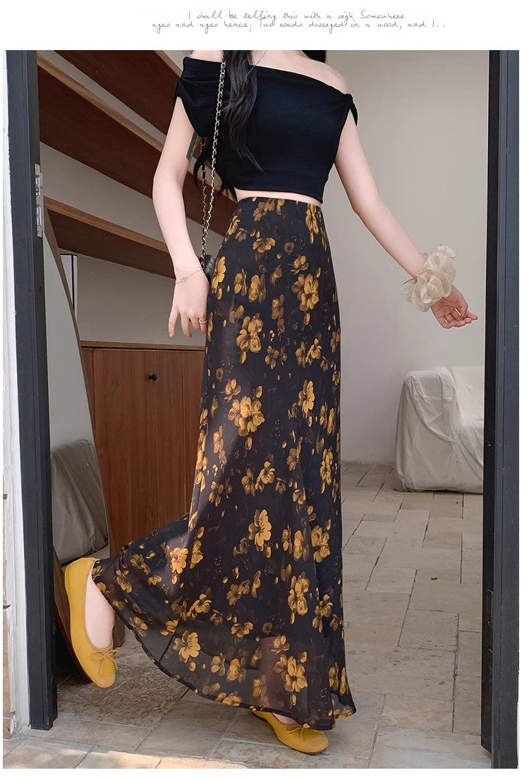 レトロなシフォンの花柄のハーフスカートですA half skirt with a retro chiffon floral pattern.
