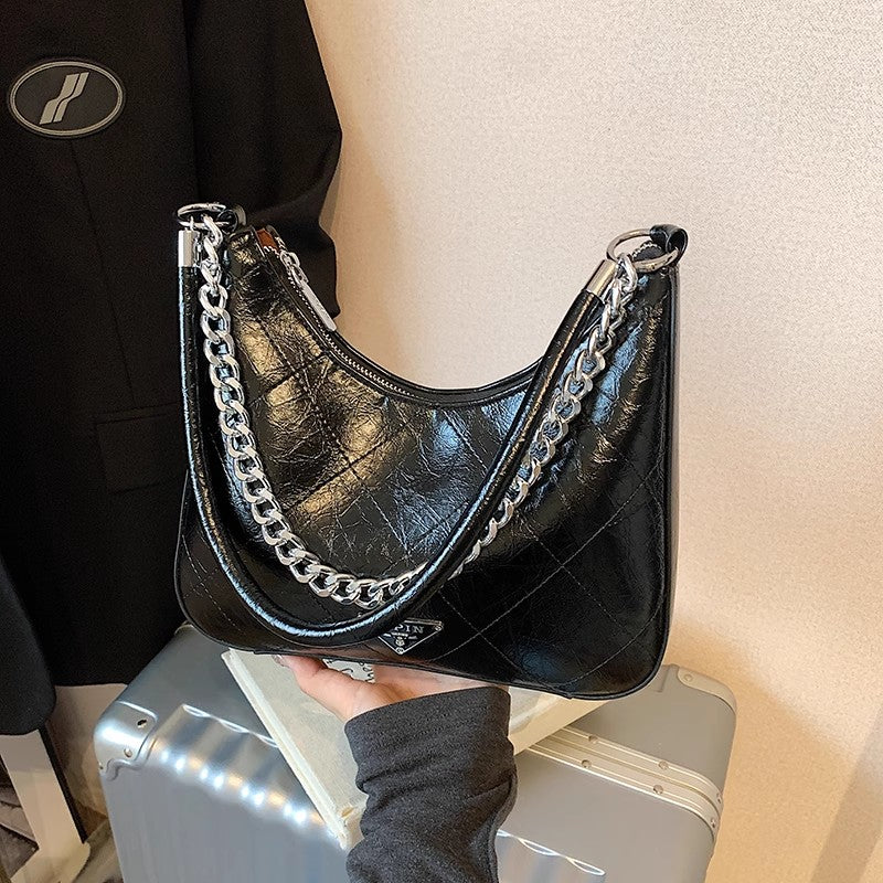 オールマイティーなクレセントバッグニッチな軽いショルダーバッグですA versatile crescent-shaped bag, a niche and light luxury single-shoulder crossbody bag