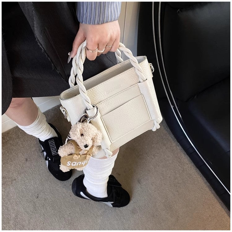 小ぶりなデザインの通勤用トートバッグですA niche design single-shoulder crossbody commuter tote bag