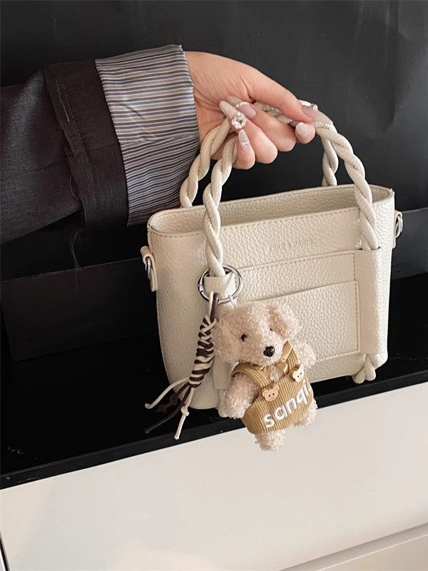 小ぶりなデザインの通勤用トートバッグですA niche design single-shoulder crossbody commuter tote bag