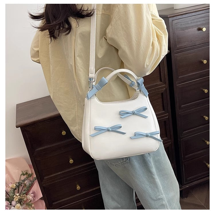 シルバーのバケツバッグを肩にかけたシンプルなカジュアルバッグですSingle-shoulder simple and casual hand-held silver bucket bag